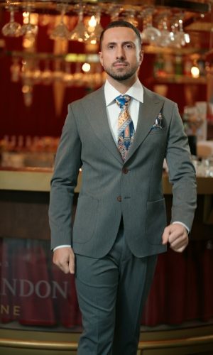 costum de naș gri elegant