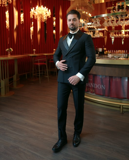 costum mire all black luxury